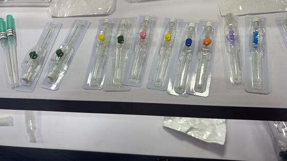 شراء القنينة القابلة للإستخدام مرة واحدة مع تصميم ذو جناح، أحجام 14G-26G، و PVC متوافق بيولوجيًا لإدخال آمن التصنيع عبر الإنترنت